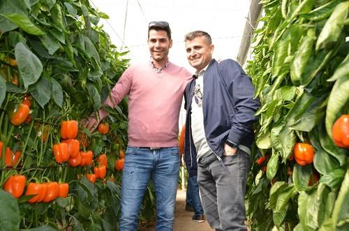 Diego Pérez con uno de los agricultores asistentes.