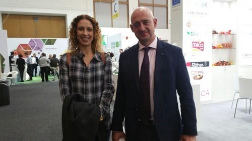 Manuel Martínez, de Filosem, junto a una compañera, en la feria.