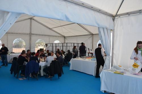 Degustación de los platos, la mayoría a base de lechuga.