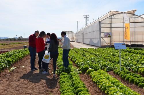 Clientes siendo atendidos por el equipo de Bayer Vegetable Seeds.