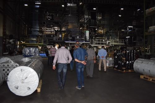 Dentro de las instalaciones de la planta de producción.
