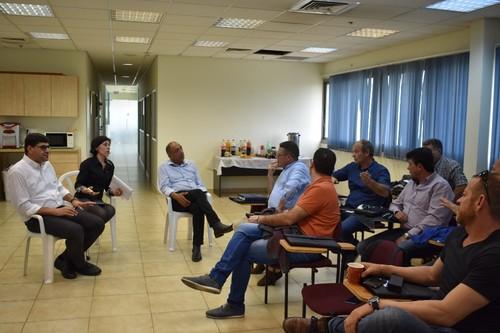 Avner Golan, CEO de Poltiv (3º de la drcha a izq.) escuchando a los agricultores.