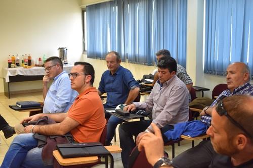 Los asistentes durante la ronda de preguntas en la charla sobre la fabricación de plásticos.