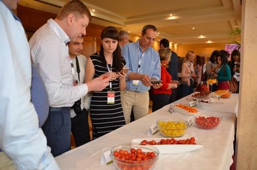 Asistentes probando los sabores de los tomates de Syngenta.