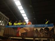 La comitiva política junto a Miguel Hernández.