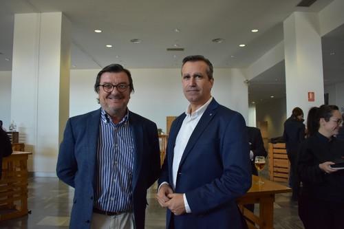 Luis Miguel Fernández, gerente de COEXPHAL (dcha) junto a un asistente a la jornada