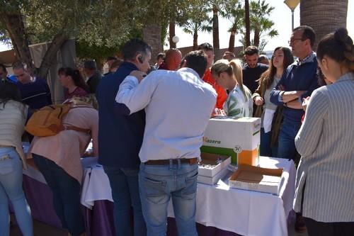 Agricultores inscribiéndose al sorteo de semillas