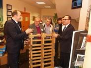 José Ortiz y Antonio Bonilla, junto a Miguel Hernández con un palet de cartón, muy usado en el resto de Europa.