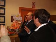 Antonio López, director comercial de Smurfit Kappa Almería con una caja elaborada por la empresa para pimientos dulces.