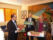 El delegado de Agricultura, José Ortiz, en el centro, el alcalde de Vícar, Antonio Bonilla, a la derecha, y el gerente de Smurfit Kappa en Almería, Miguel Hernández.