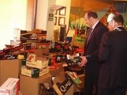 El delegado de Agricultura observando muestras de cajas fabricadas por Smurfit Kappa junto a Miguel Hernández.