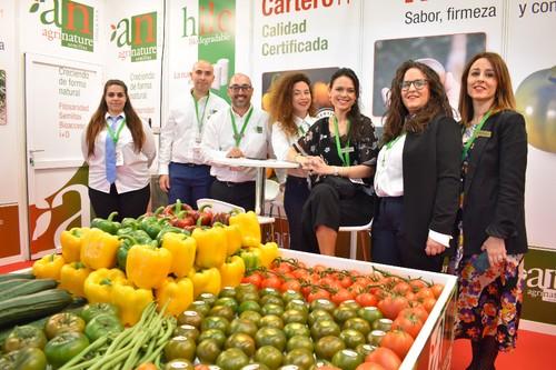 Equipo de Agrinature en la feria Expolevante.
