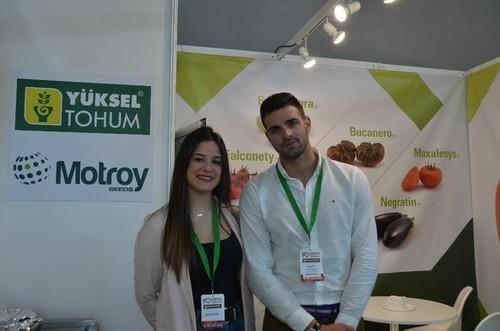 Celia Garrido y Javier Oliver, de Motroy Seeds, en su stand de Expolevante
