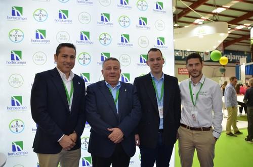 Carlos Ledó, presidente de Idai Nature (izda.) junto a otros compañeros, también, de Hortocampo