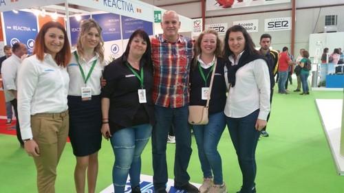 Juan Diego, de Syngenta junto a amigas de Cristalplant
