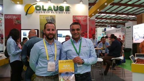 Manuel Ruiz y Manuel Ferrer, de HM Clause, posando con el Anuario