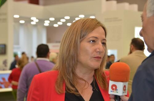 La alcaldesa de Níjar atendiendo a los medios.