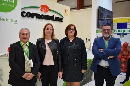 Juan Segura, presidente de Coprohníjar, junto a parte de su equipo.