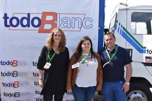 Rosa María García y Silvia Mañas con el gerente de Todoblanc, Francisco Martínez.
