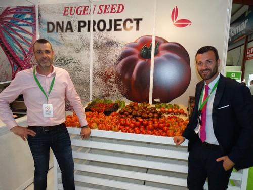 Representantes de Novi-Fam, a la izquierda, y Eugen Seeds, en su stand de Expolevante.