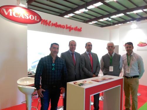 El gerente de Vicasol (segundo por la dcha), José Manuel Fernández,  con parte de su equipo empresarial y miembros de su consejo rector.