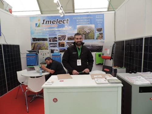 Juán Montoya, gerente de Imelect en su stand en Expolevante
