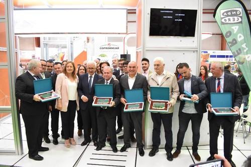 Algunas de las empresas expositoras recibieron una placa de reconocimiento.