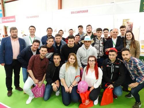 Parte del alumnado y profesorado de Campomar.