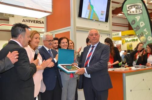 José Rodríguez, presidente de Biotec Family, durante la entrega de un premio a la empresa