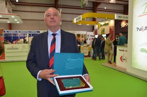 José Rodríguez, presidente de Biotec Family, recogió el premio que la empresa recibió por su labor social
