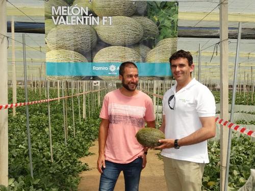 Ezequiel Soto, propietario de la finca, con José Luis Márquez, técnico comercial de Ramiro Arnedo.