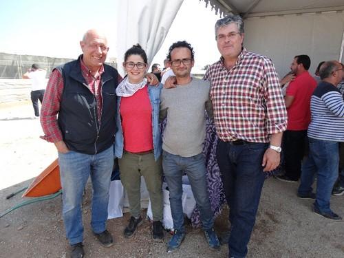 José Luis Martínez, histórico de Ramiro Arnedo, con un grupo de amigos.
