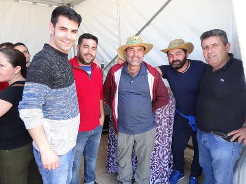 Diego Pérez, técnico de Ramiro Arnedo, a la izquierda, con agricultores y amigos.