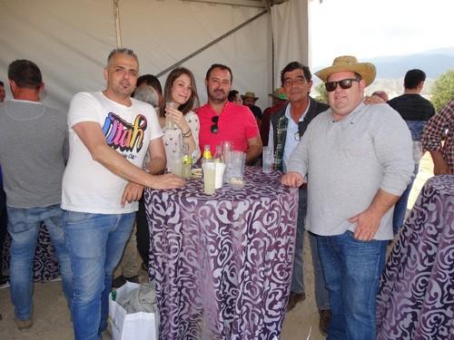 Durante la jornada se fueron formando grupos de agricultores y amigos  como este.