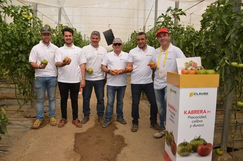Posando con frutos de Kabrera en la mano.