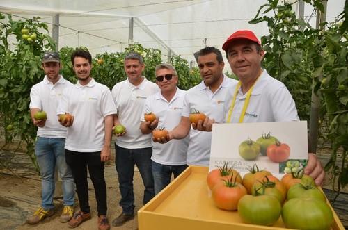 El equipo de HM Clause que atendió a los agricultores asistentes.