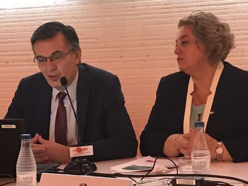 Miguel Abril, director comercial de Anecoop, junto a Piedad Coscollá, responsable de Marketing de Anecoop