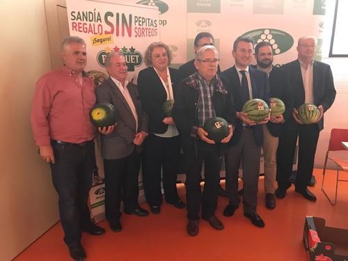 Responsables de Anecoop junto a empresarios que trabajan con esta marca de sandía de Anecoop