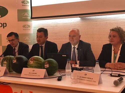 Momento de la presentación, con Piedad Coscollá, Joar Mir y Alejandro Monzón y Miguel Abril, de Anecoop