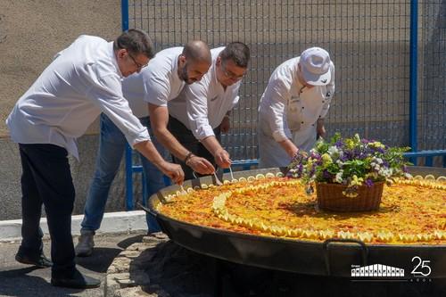 Paella finalizada y a desgustar por los responsables de Cristalplant