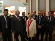 La comitiva de la consejera con los responsables del      grupo Agroponiente