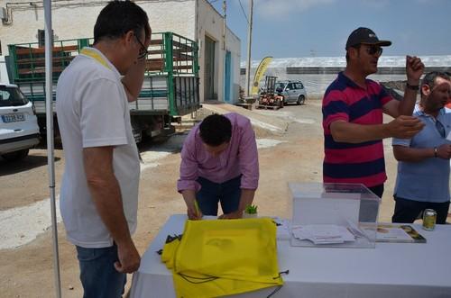 Los agricultores inscribiéndose en el exterior de la finca.