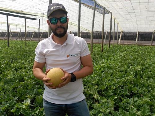 Manuel Ruiz Ayala, responsable de Desarrollo de HM Clause con una pieza de Terral en la mano.