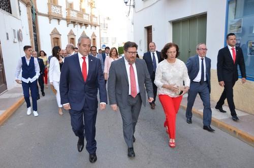 Recorrido de las autoridades antes de acceder al Teatro donde se llevó a cabo la entrega de  los galardones.