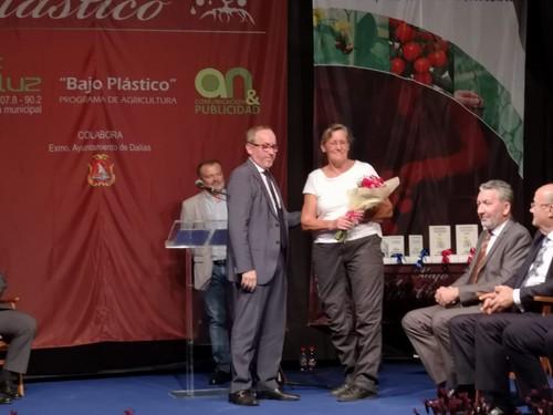 La agricultora alemana Gabriela Krafft recogió un ramo de flores.