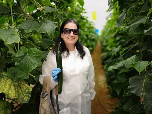 Una de las agricultoras asistentes con una pieza de Invictus.