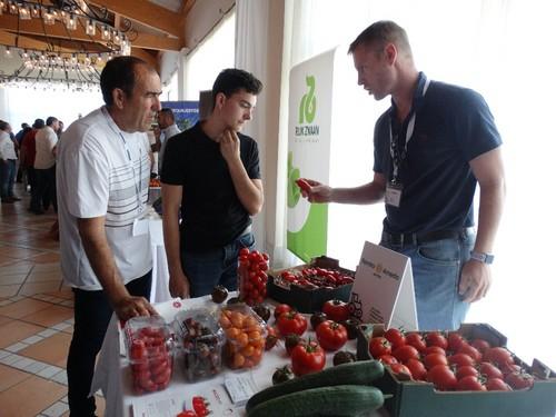 Henry Smienk, de Ramiro Arnedo, atendiendo a agricultores
