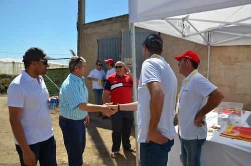 Saludos previos antes de entrar a la finca.