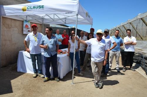 Foto de grupo de parte de los asistentes a las jornadas con personal de la empresa de semillas.