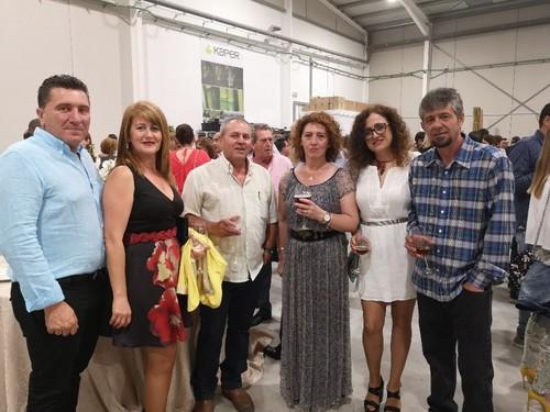 Asistentes de inauguración posando para 'fhalmería'.